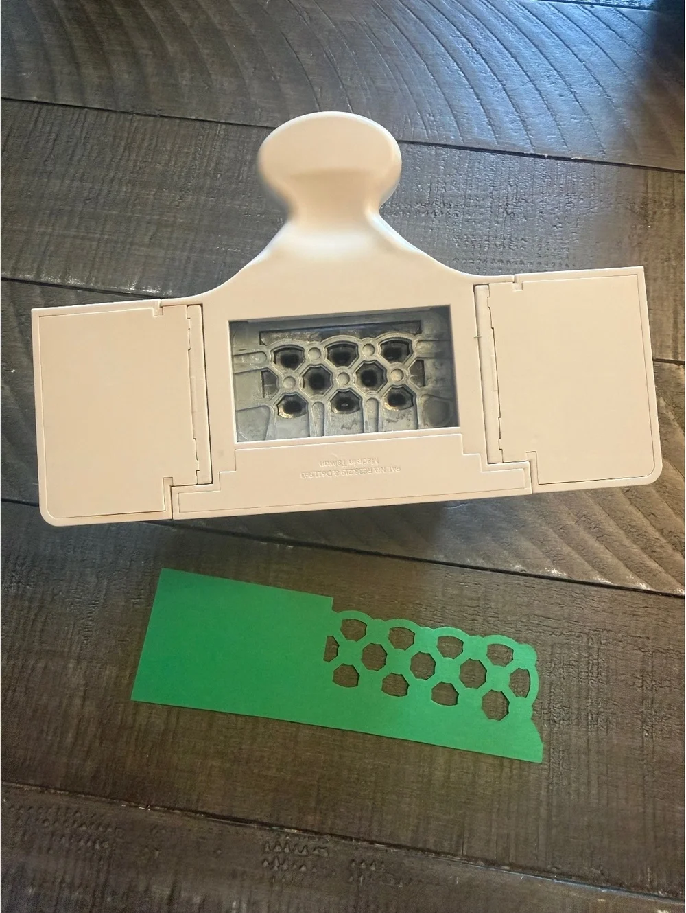 Martha Stewart Triple Chain Corner & Border Shape Punch